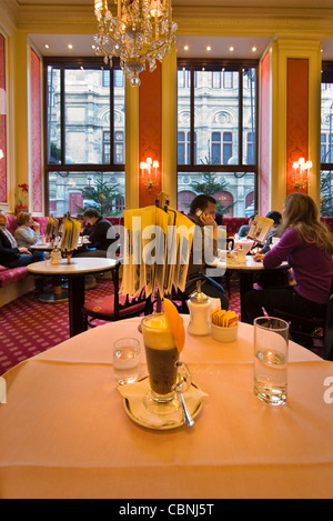 Kaffeespezialität "Maria Theresa" im Hotel Sacher, Wien, Österreich Stockfoto