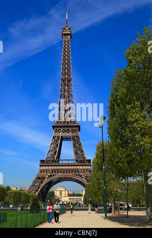 Fußgänger schlendern in Champ de Mars unter Alleen von Platanen mit dem Eiffel Turm und Trocadero im Hintergrund Stockfoto