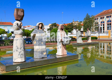 Silves Praca Al Muthamid. Platz mit Springbrunnen und moderne Skulpturen nach Al Mouhatamid Ibn Abbad, ein berühmter Dichter benannt. Stockfoto