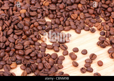 Kaffeebohnen auf Holztisch, Nahaufnahme Stockfoto