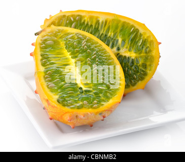 Kiwano Melonen tropische Früchte auf einem weißen Teller Stockfoto