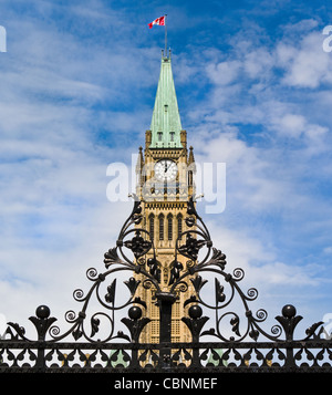 Kanadas Parlament Peace Tower durch die eisernen Tore gesehen. Stockfoto