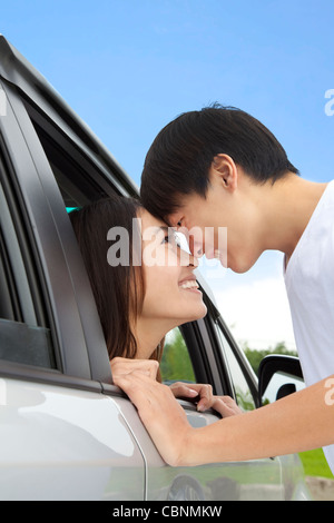 romantisches Paar sahen einander im Auto Stockfoto