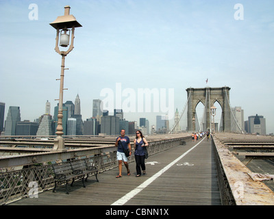 New York City Brooklynbrücke überspannt den East River aus Brooklyn in lower Manhattan, Hilfethemen Fahrspuren für den Verkehr, Fußgänger Stockfoto