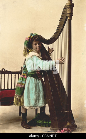 Kleine Mädchen-Musiker spielen große Harfe Stockfoto