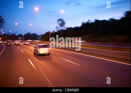 Autobahnverkehr in der Abenddämmerung Stockfoto