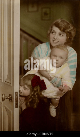 Schauspielerin Gladys Cooper mit Kindern Joan & Baby John Stockfoto