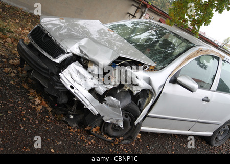 graue Schaden Auto im freien Stockfoto