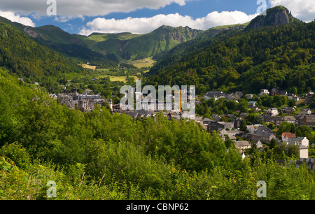 Blick auf Le Mont Dore (Kurort) und der Sancy-Massivs (Puy-de-Dôme, Auvergne, Frankreich). Stockfoto