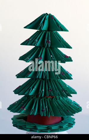 Origami Weihnachtsbaum auf weißem Hintergrund Stockfoto