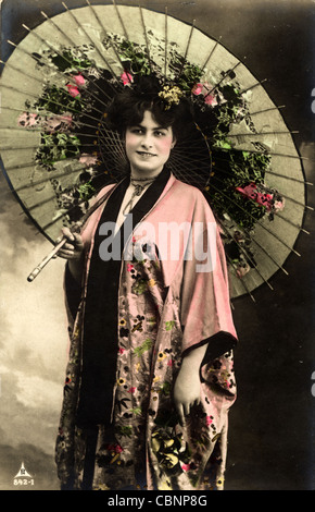 Europäische Schönheit im japanischen Kimono mit Sonnenschirm Stockfoto