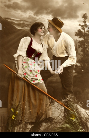 Attraktive junge Bauern-paar in den Alpen Stockfoto