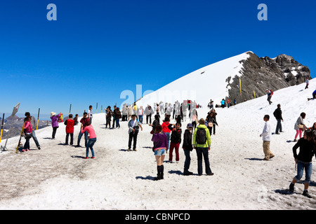 Touristen auf Mount Titlis, Schweizer Alpen, Schweiz Stockfoto