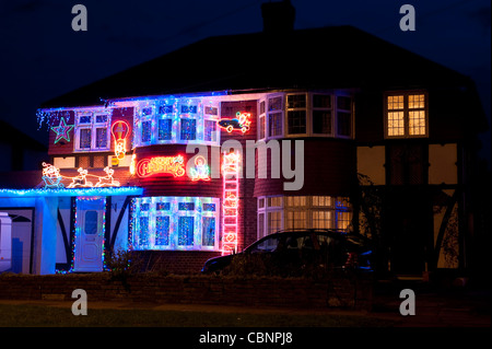 Doppelhaushälfte Haus verziert mit Weihnachtsbeleuchtung in Surrey, England Stockfoto