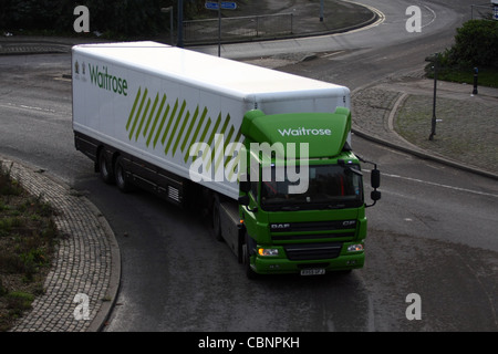 ein LKW Reisen rund um einen Kreisverkehr in London, England Stockfoto