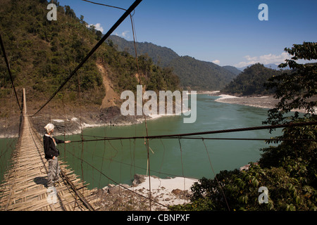 Indien, Arunachal Pradesh, Kabang, Ausläufern des Himalaya, westliche Frau Überquerung Hängebrücke über Siang Fluss Stockfoto