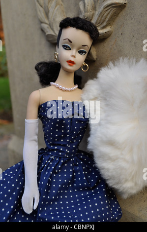 1959 Stahl #1 Vintage Barbie trägt 1959 Gay Parisienne Kleid und Fell durch. Die erste Barbie-Puppe-Modell produziert Mattel. Stockfoto