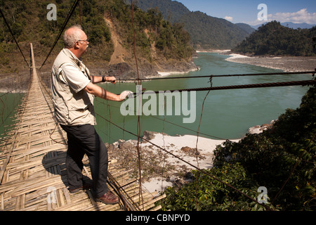 Indien, Arunachal Pradesh, Kabang, Ausläufern des Himalaya, westliche Mensch Überquerung Hängebrücke über Siang Fluss Stockfoto