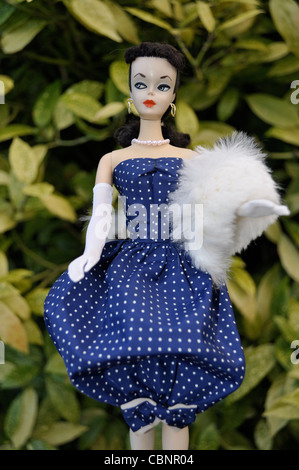 1959 Stahl #1 Vintage Barbie trägt 1959 Gay Parisienne Kleid und Fell durch. Die erste Barbie-Puppe-Modell produziert Mattel. Stockfoto