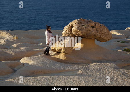 Ein Findling von Hartgestein links gestrandet wie weicher felsigen Kalkschicht unter mit Wind & Wasser in Malta erodiert ist. Stockfoto