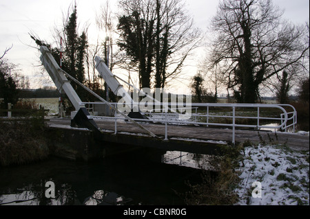 Hubbrücke auf dem Basingstoke Kanal in der Nähe von Krönungsfeierlichkeiten, Hampshire, England Stockfoto