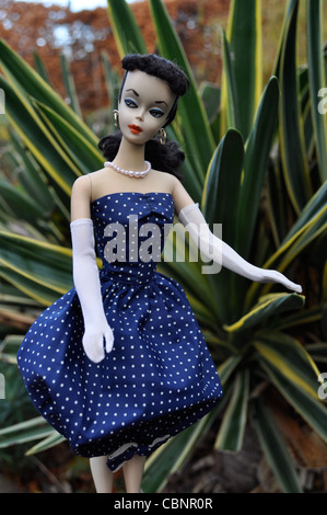 1959 Stahl #1 Vintage Barbie trägt 1959 Gay Parisienne Kleid und Fell durch. Die erste Barbie-Puppe-Modell produziert Mattel. Stockfoto