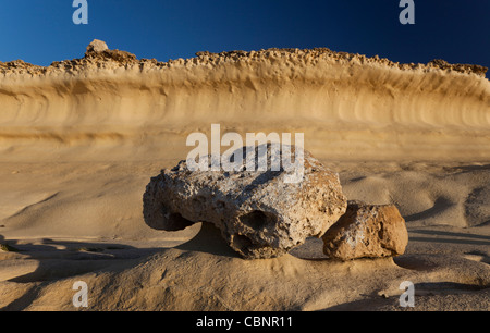 Eine Schale Kalkstein gebildet in eine konkave Welle durch Winderosion in der nordwestlichen Küste von Gozo, Malta. Stockfoto