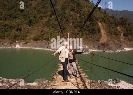 Indien, Arunachal Pradesh, Kabang, Ausläufern des Himalaya, westliches paar Überquerung Hängebrücke über Siang Fluss Stockfoto