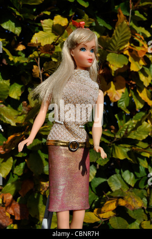 Vintage mod Ära Sonne geküsst Haare drehen und wenden, Barbie-Puppe von Mattel von 1967 in Intrigen Kleid. Sehr Sammlerstück 1960er Jahre Puppe. Stockfoto