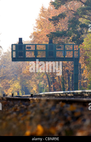 Ein Signal am Bahngleis laufen durch einen Wald Herbst in Berlin, Deutschland. Stockfoto