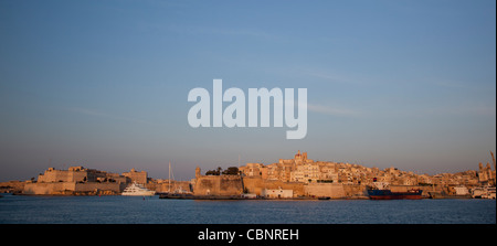 Panorama der drei Städte gebaut auf zwei Vorgebirgen des Landes ragt in den Grand Harbour auf Malta. Stockfoto