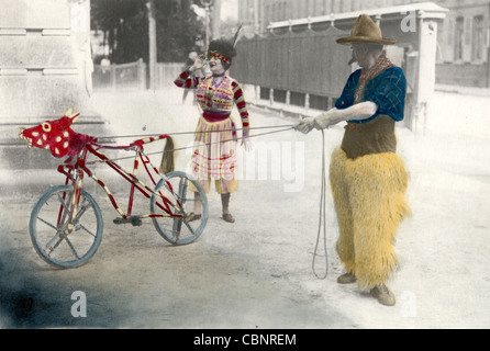 Absurde Wildwest Varieténummer Fahrrad Stockfoto