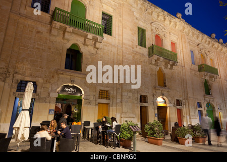 Restaurierte Wharf-Gebäude in den Grand Harbour in Valletta, die heute als Geschäfte, Cafés, Clubs und Restaurants dienen. Stockfoto