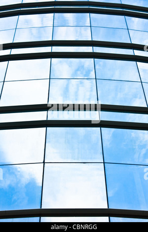 modernes Bürogebäude Glasfassade mit Spiegelung des Himmels Stockfoto