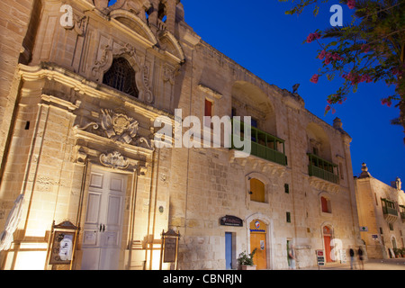 Restaurierte Wharf-Gebäude in den Grand Harbour in Valletta, die heute als Geschäfte, Cafés, Clubs und Restaurants dienen. Stockfoto