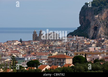 Cefalu Cifalù Sizilien Tyrrhenischen Meer Altstadt Kathedrale Schlag den Felsen Stockfoto