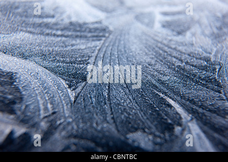 auftretende kristalline anorganische feste Eiskristalle Frost auf einer Fensterscheibe gefrorenes Wasser transparent opak Stockfoto