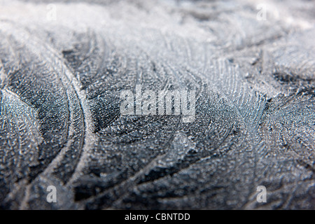 auftretende kristalline anorganische feste Eiskristalle Frost auf einer Fensterscheibe gefrorenes Wasser transparent opak Stockfoto