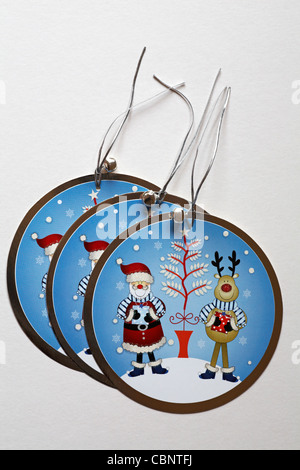 Luxus Weihnachtsgeschenk Tags mit Santa Claus Weihnachtsmann, Weihnachtsbaum und Rudolph mit der roten Nase auf weißem Hintergrund Stockfoto