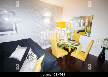 Das Wohnzimmer in einer Wohnung von Riverside 1, eines der grünsten Wohnsiedlungen im Vereinigten Königreich, Middlesbrough. Stockfoto