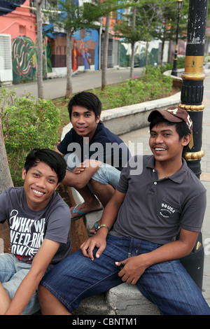 Entspannende neben Melaka Fluss lokale Jugendliche glücklich. Melaka, Malaysia, Südostasien, Asien Stockfoto