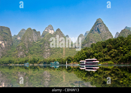 Bootsfahrt auf dem Li-Fluss zwischen Guilin und Yangshuo, Provinz Guangxi - China Stockfoto