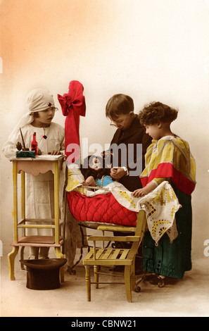 Kind medizinisches Personal Dienst an kranken Puppe Patienten Stockfoto
