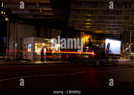 Spät in der Nacht Speiselokal unter einer Eisenbahnbrücke, Waterloo Road, London, UK. Stockfoto