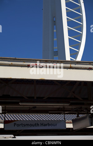 Portsmouth Harbour Bahnhof mit dem Spinnaker hinter in Portsmouth, Hampshire UK im Juni Stockfoto