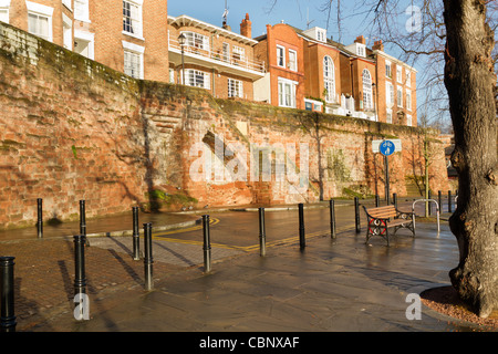 Die alten Stadtmauern am Fluss entlang in Chester Stockfoto