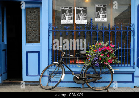 frontale Vorderansicht, Tynans Haus Bar Kneipe überbrücken lizenziert Räumlichkeiten Kilkenny Irland blau Attraktion Fahrrad Fahrrad Blumenkorb Stockfoto