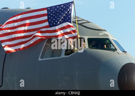 Ein McGuire Air Force Base, N.J., KC-10A Extender Taxis entlang der Fluglinie zu einer ängstlich wartenden Menge von Familienmitgliedern und Reservisten Oktober 19. Etwa 50 Reservisten der Luftwaffe kehrten nach McGuire zurück, nachdem sie einen Monat lang im Ausland für die Operation Enduring Freedom waren. Stockfoto