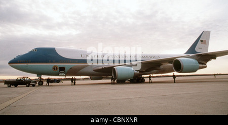 Air Force One die wichtigsten Unterschiede zwischen der VC-25A und der Standard-Boeing 747, abgesehen von der Anzahl der beförderten Passagiere, sind die elektronischen und Kommunikationsgeräte an Bord der Air Force One, ihre Innenausstattung und Ausstattung, der eigenständige Gepäcklader, die vorderen und hinteren Lufttreppen und die Möglichkeit zum Betanken im Flug. Diese Flugzeuge werden von der Präsidentenflugbesatzung geflogen, die von der Präsidentenwartungsabteilung gewartet wird, und werden dem 89. Luftlift-Flügel des Air Mobility Command, Andrews Air Force Base, MD, zugewiesen Stockfoto