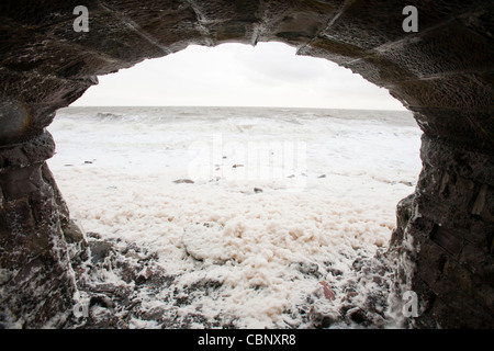 Schaum gepeitscht bis Sturm zwingen Wind landeinwärts vom Strand in Whitehaven, Cumbria. Stockfoto